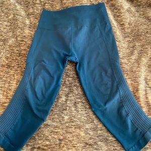 Women’s Lululemon crop knee length pants size 8